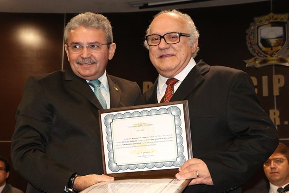 Nilo Angeline, à direita, recebe o título de Cidadão Teresinense das mãos do ex-vereador Edvaldo Marques